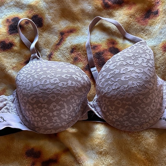 Victoria’s Secret Lace Underwire Bra in light pink- size C36 - Picture 1 of 8